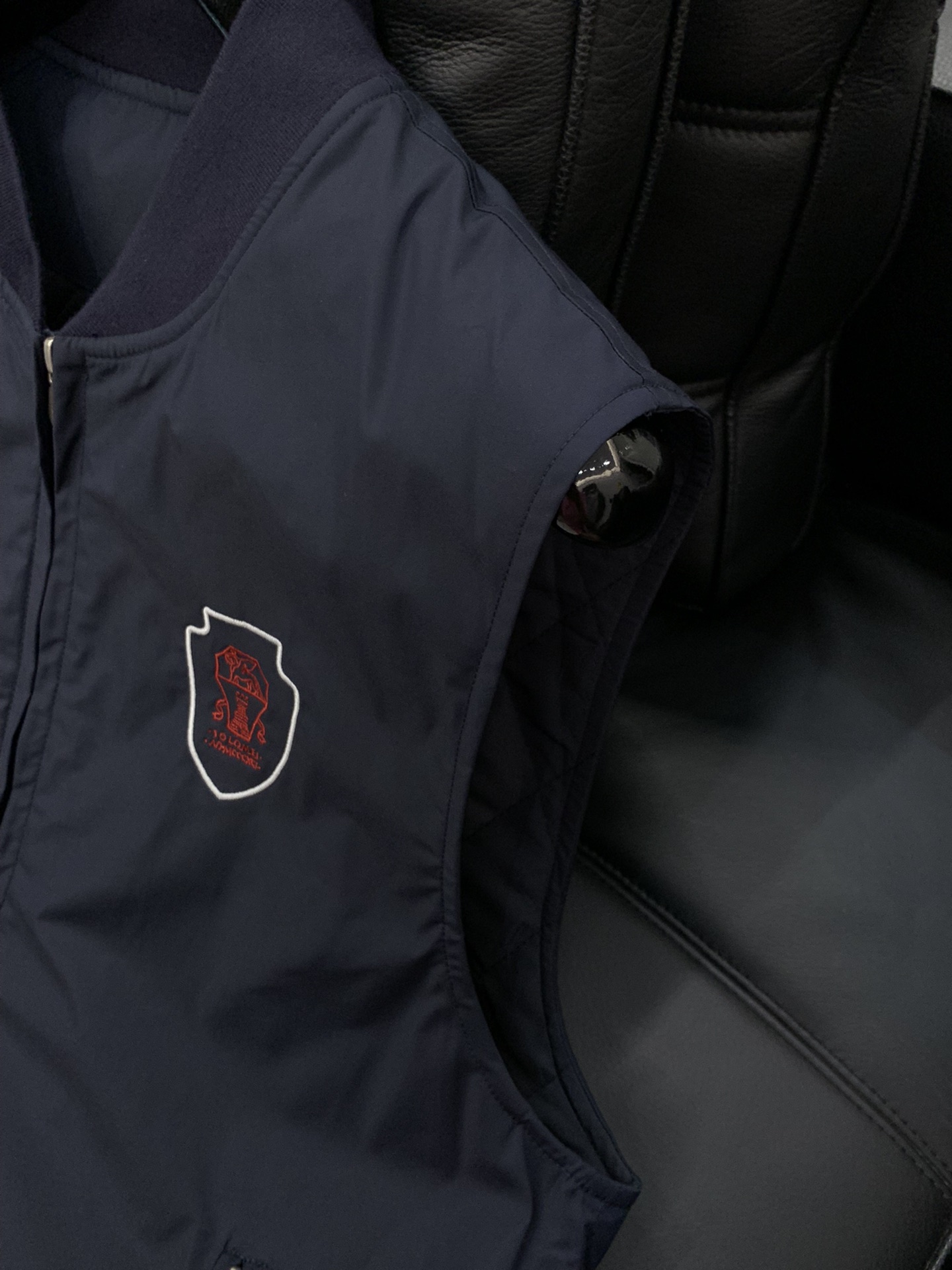 ，意大利神狮，时尚品牌，2025秋冬新品，时尚休闲马甲，专柜同步有售，原单狠货，采用进口原版面料，独特设