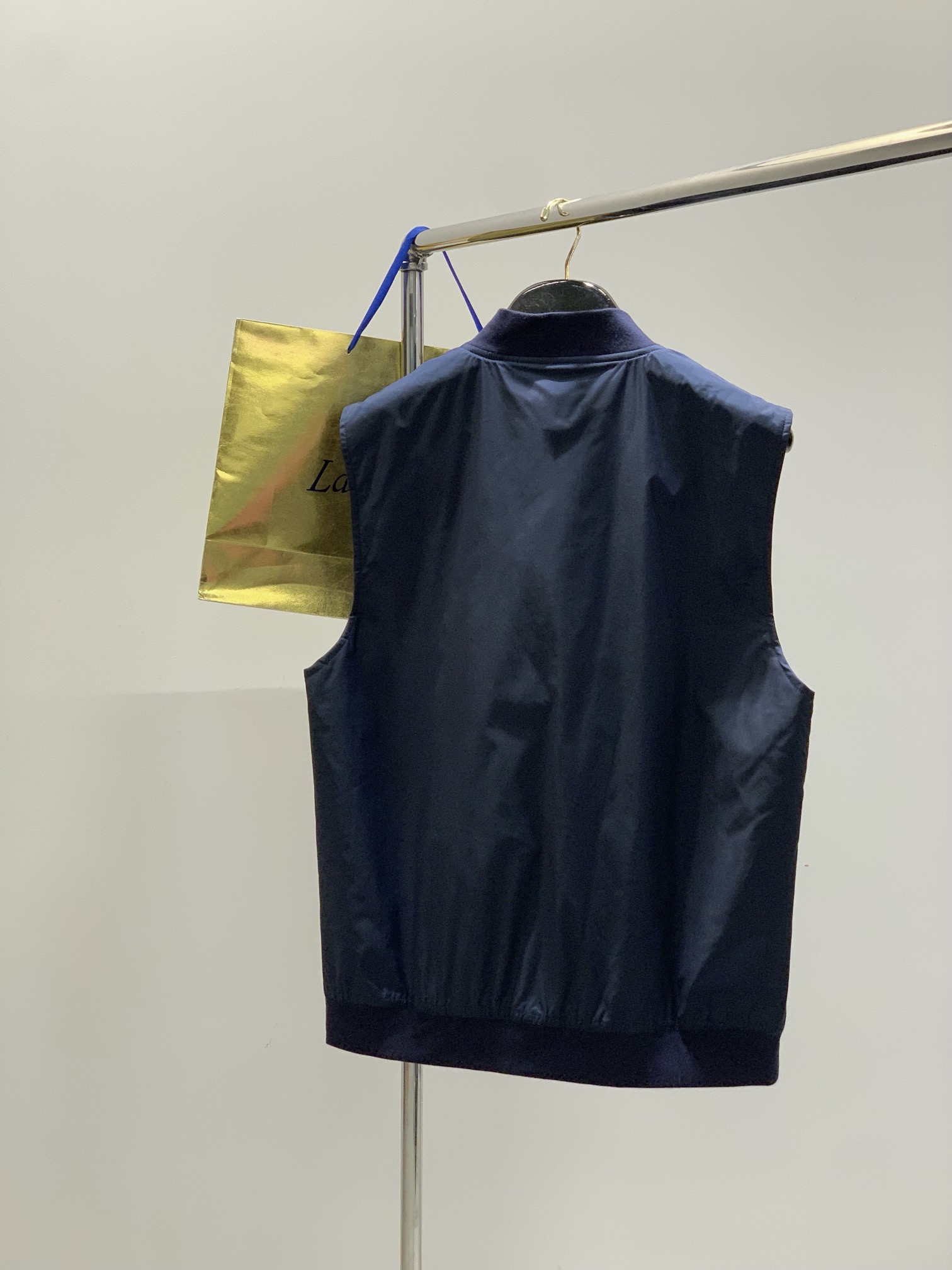 ，意大利神狮，时尚品牌，2025秋冬新品，时尚休闲马甲，专柜同步有售，原单狠货，采用进口原版面料，独特设