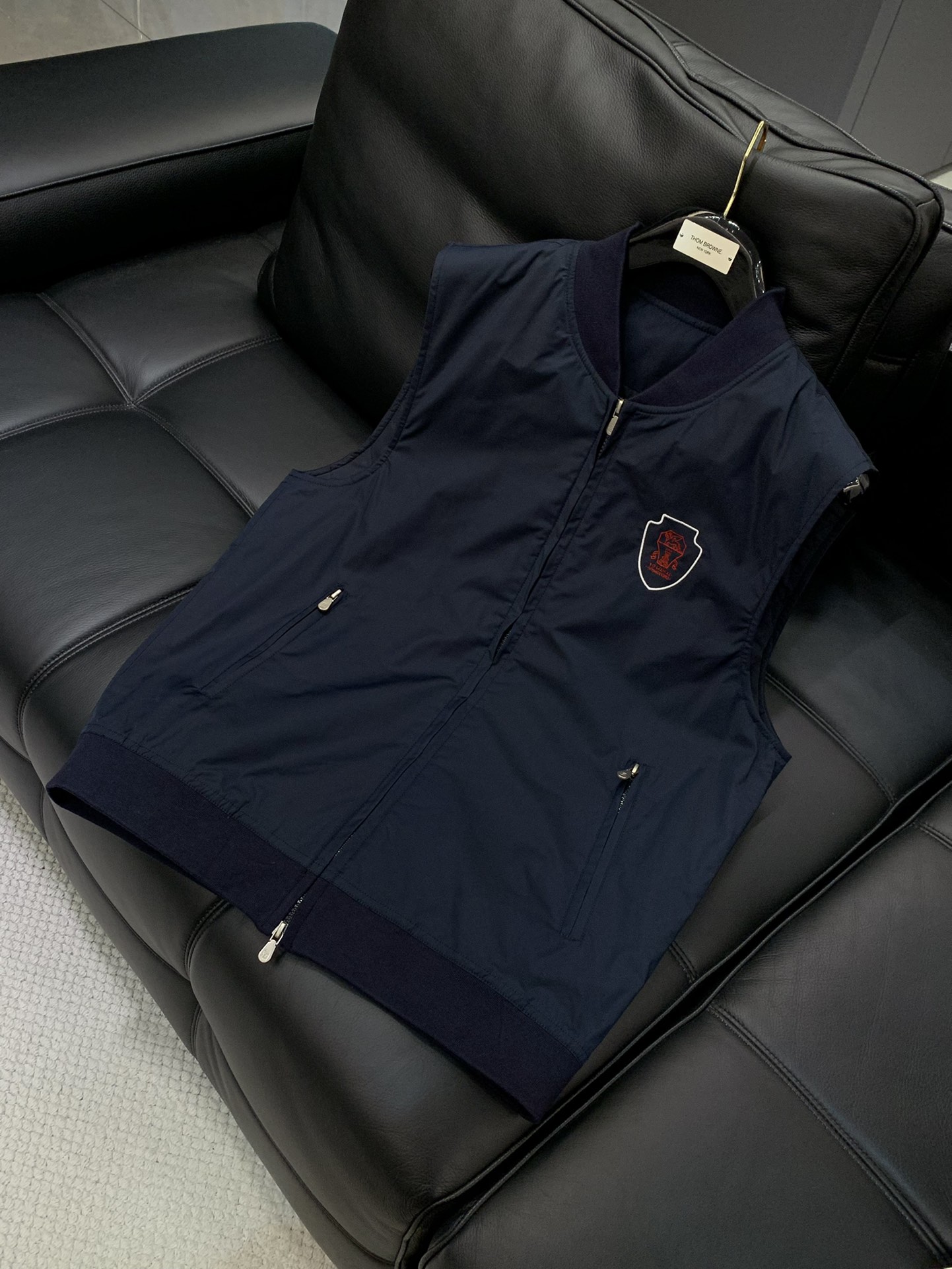 ，意大利神狮，时尚品牌，2025秋冬新品，时尚休闲马甲，专柜同步有售，原单狠货，采用进口原版面料，独特设