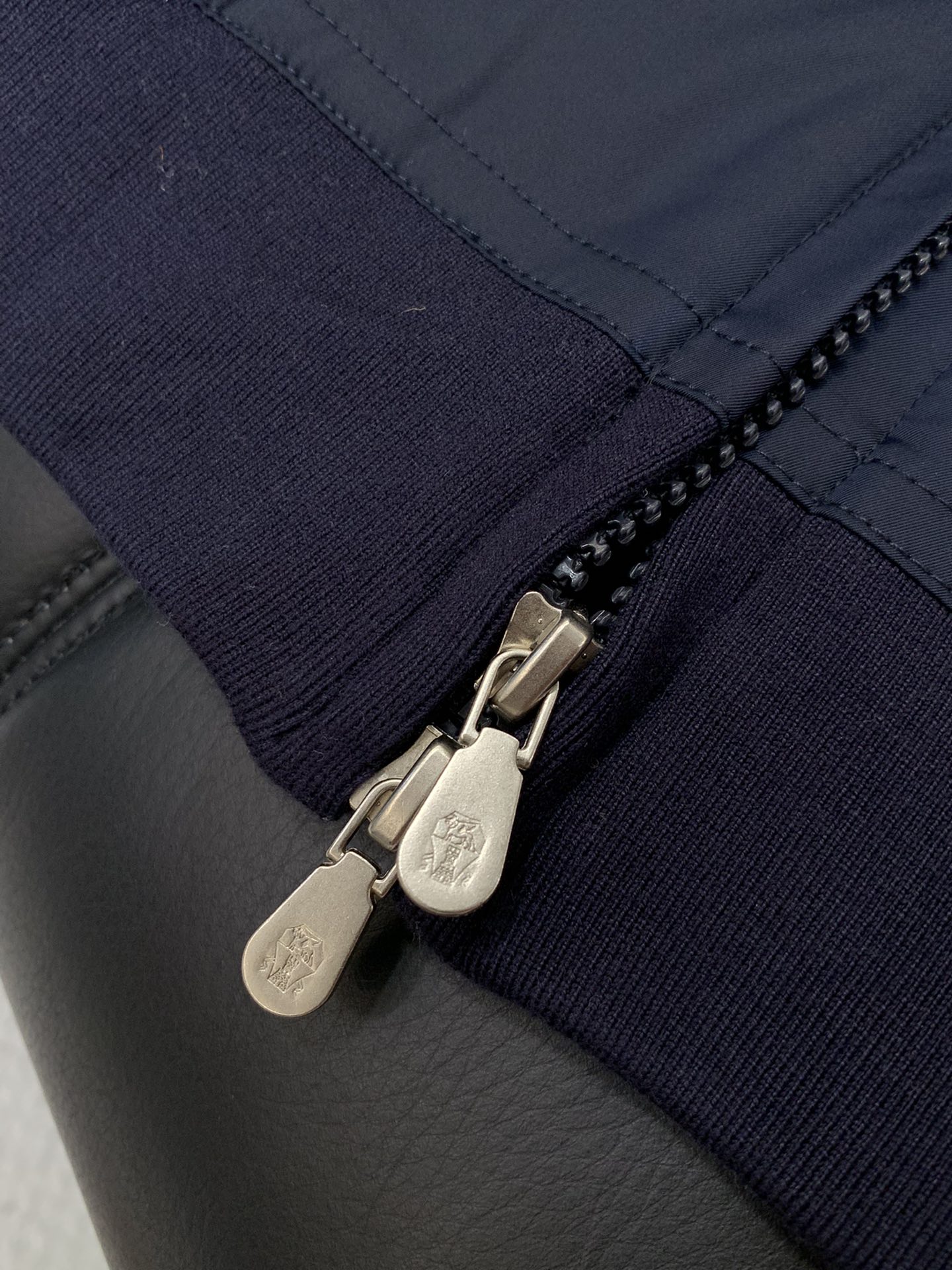 ，意大利神狮，时尚品牌，2025秋冬新品，时尚休闲马甲，专柜同步有售，原单狠货，采用进口原版面料，独特设