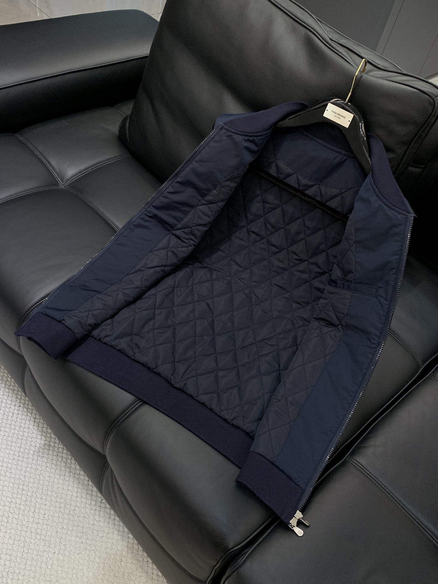 ，意大利神狮，时尚品牌，2025秋冬新品，时尚休闲马甲，专柜同步有售，原单狠货，采用进口原版面料，独特设