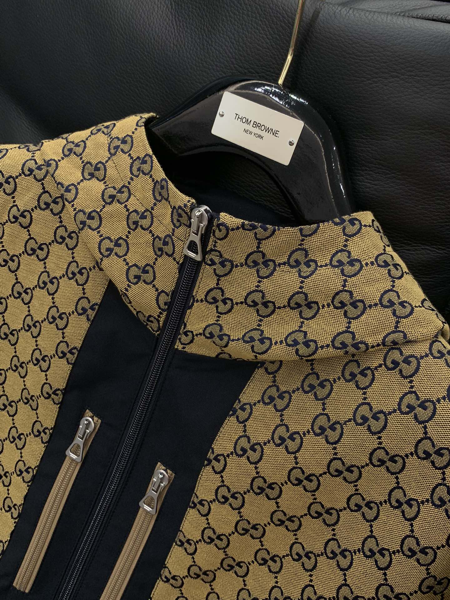 ，Gucci 古驰，2025秋季最新款，专柜同步有售，原单狠货，时尚休闲连帽外套，上身很有特点！吸睛而有