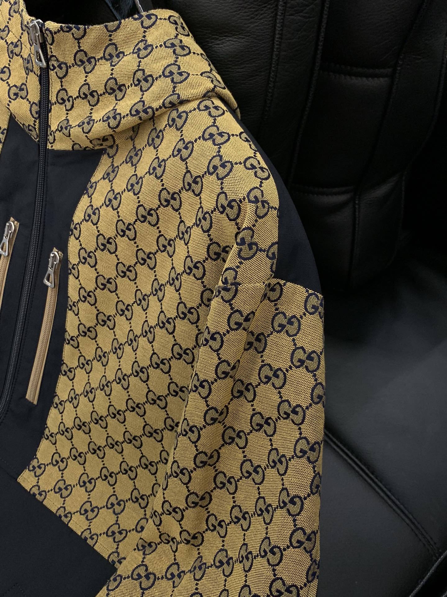 ，Gucci 古驰，2025秋季最新款，专柜同步有售，原单狠货，时尚休闲连帽外套，上身很有特点！吸睛而有