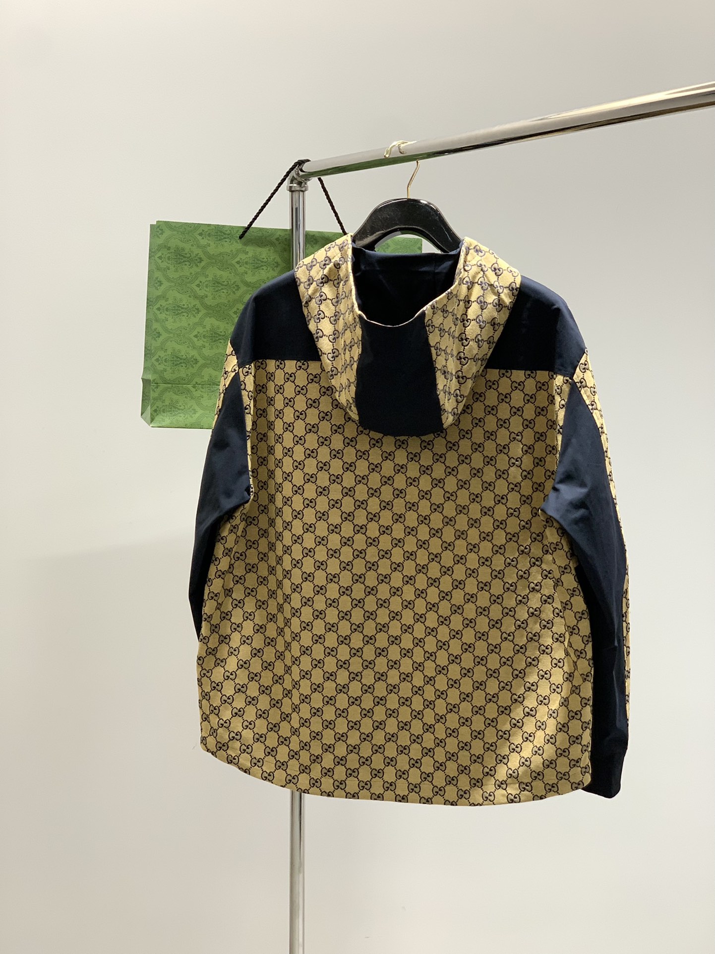 ，Gucci 古驰，2025秋季最新款，专柜同步有售，原单狠货，时尚休闲连帽外套，上身很有特点！吸睛而有