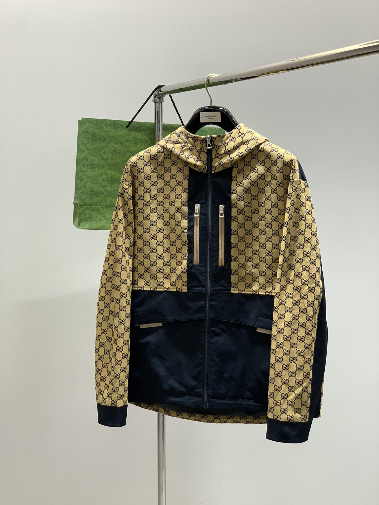 ，Gucci 古驰，2025秋季最新款，专柜同步有售，原单狠货，时尚休闲连帽外套，上身很有特点！吸睛而有