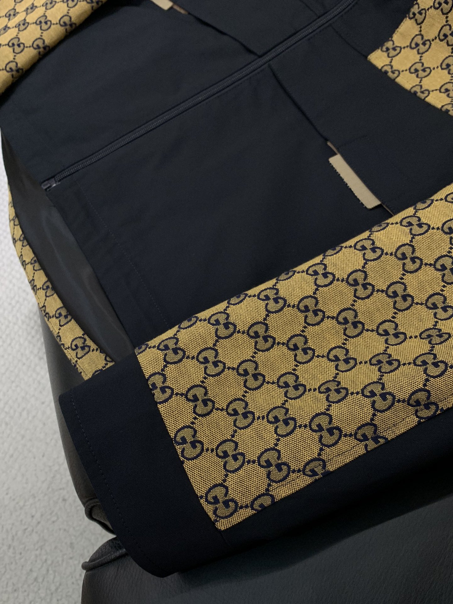 ，Gucci 古驰，2025秋季最新款，专柜同步有售，原单狠货，时尚休闲连帽外套，上身很有特点！吸睛而有