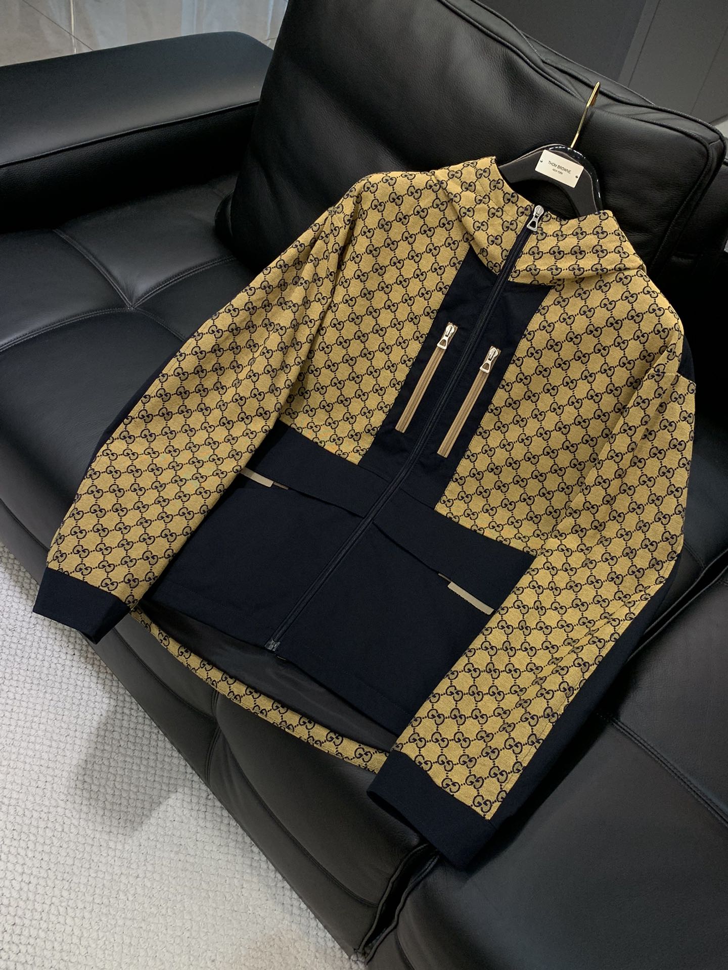 ，Gucci 古驰，2025秋季最新款，专柜同步有售，原单狠货，时尚休闲连帽外套，上身很有特点！吸睛而有