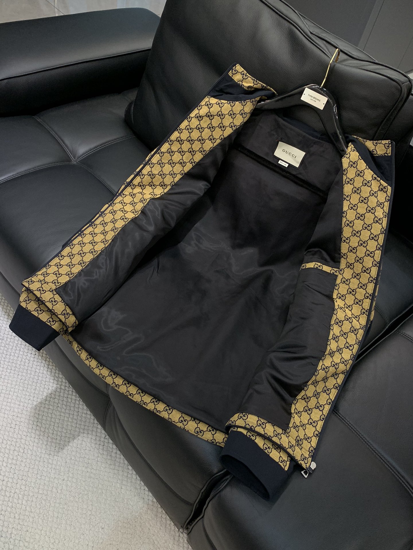 ，Gucci 古驰，2025秋季最新款，专柜同步有售，原单狠货，时尚休闲连帽外套，上身很有特点！吸睛而有