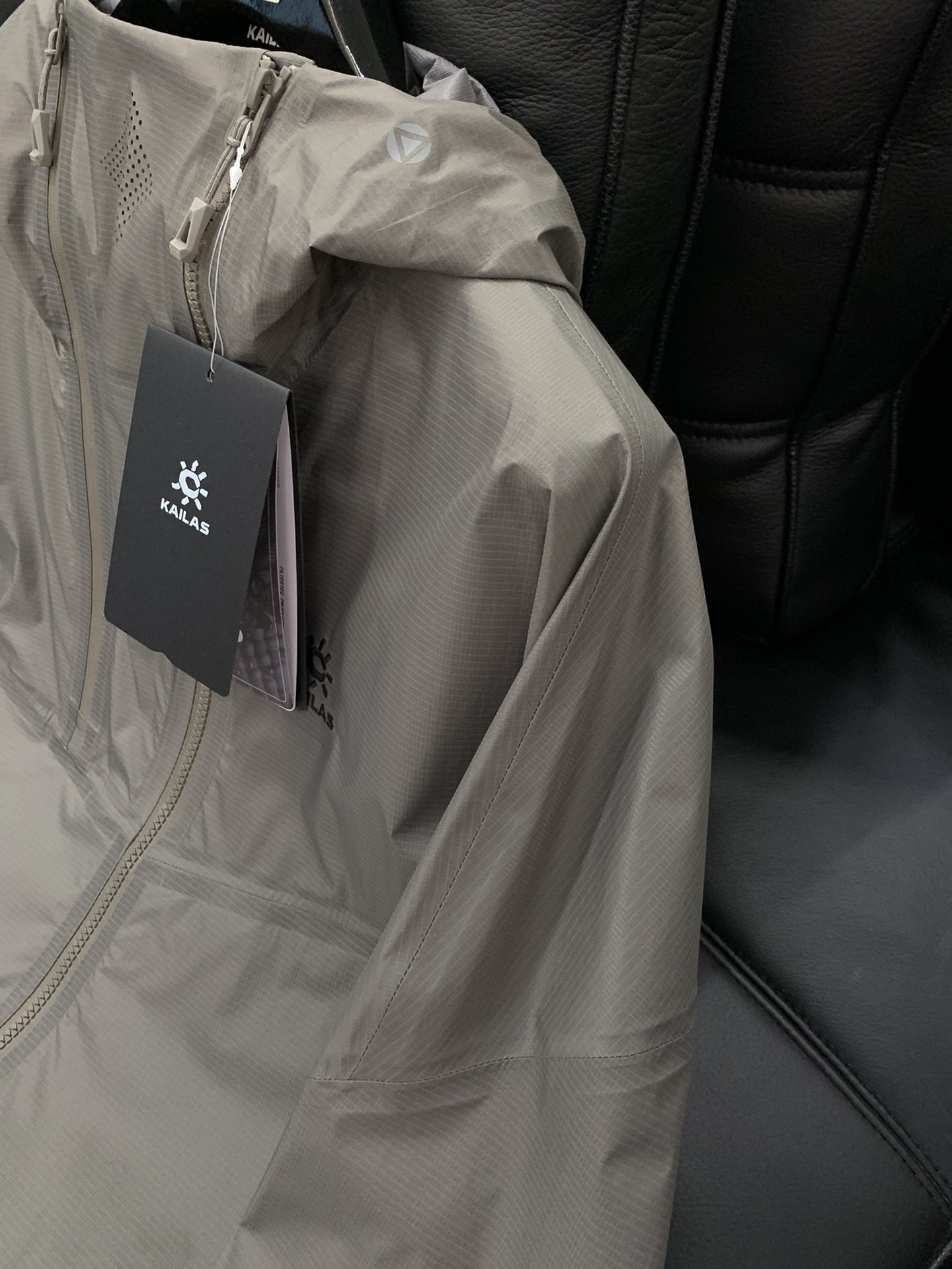 ，KAILAS 凯乐石，2025秋季季新款，时尚休闲连帽外套，专柜同步有售，原单狠货，顶级刺绣🪡工艺字母