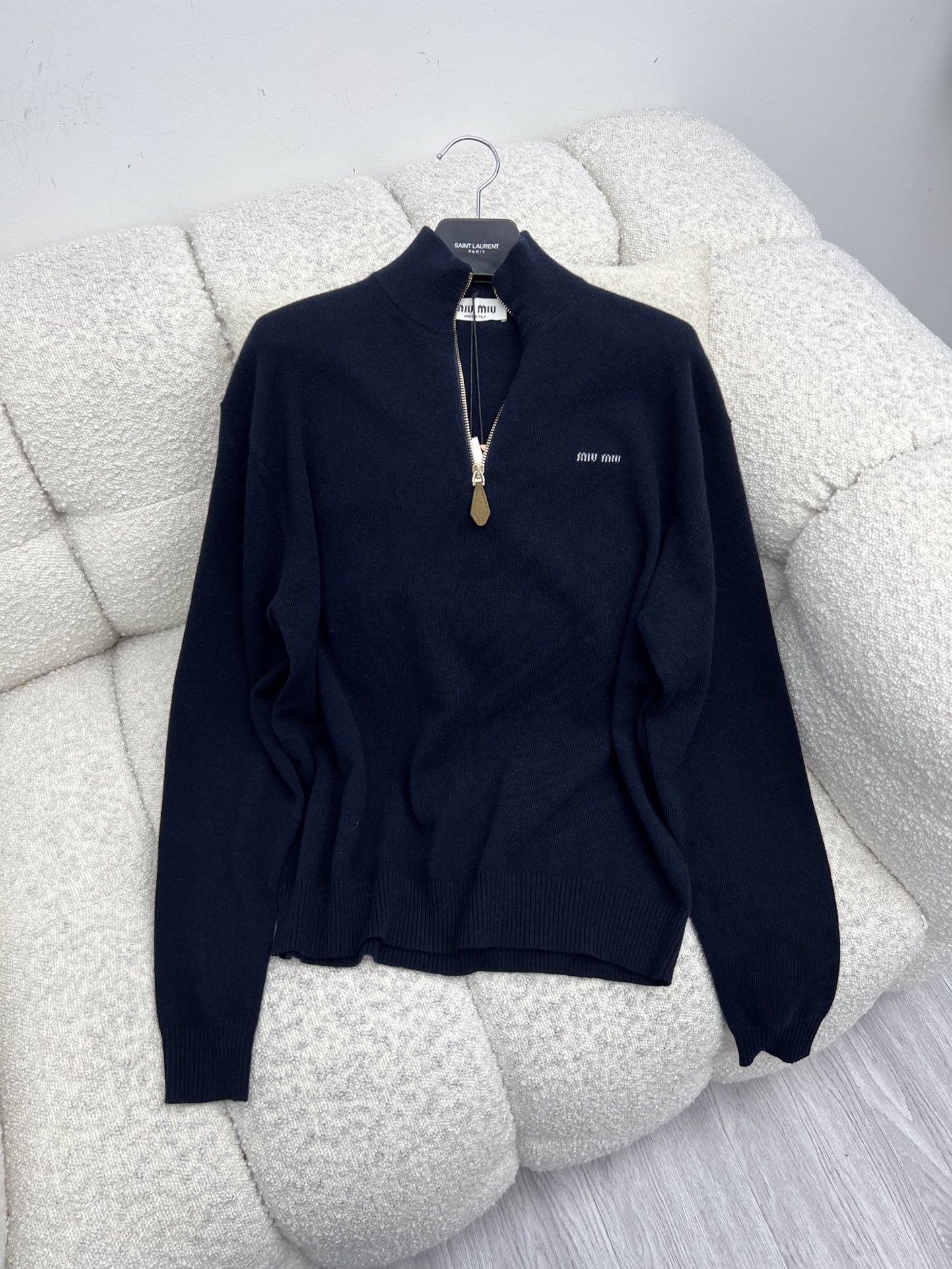 miumi*立领拉链毛衣柔软的羊绒塑造了这款毛衣的流畅轮廓精致的拉链细节和绒面皮革贴片增添了多功能的高雅