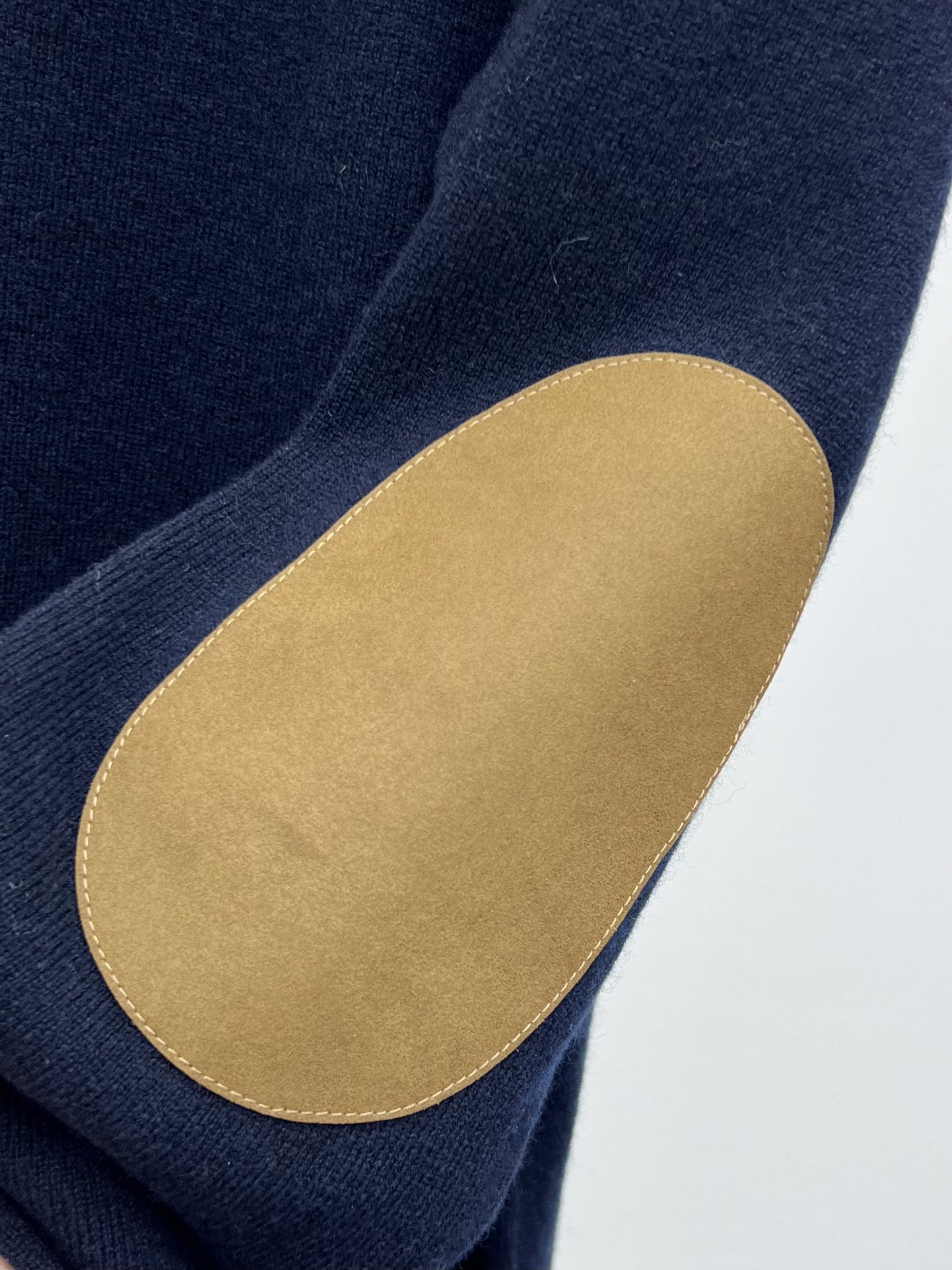 miumi*立领拉链毛衣柔软的羊绒塑造了这款毛衣的流畅轮廓精致的拉链细节和绒面皮革贴片增添了多功能的高雅