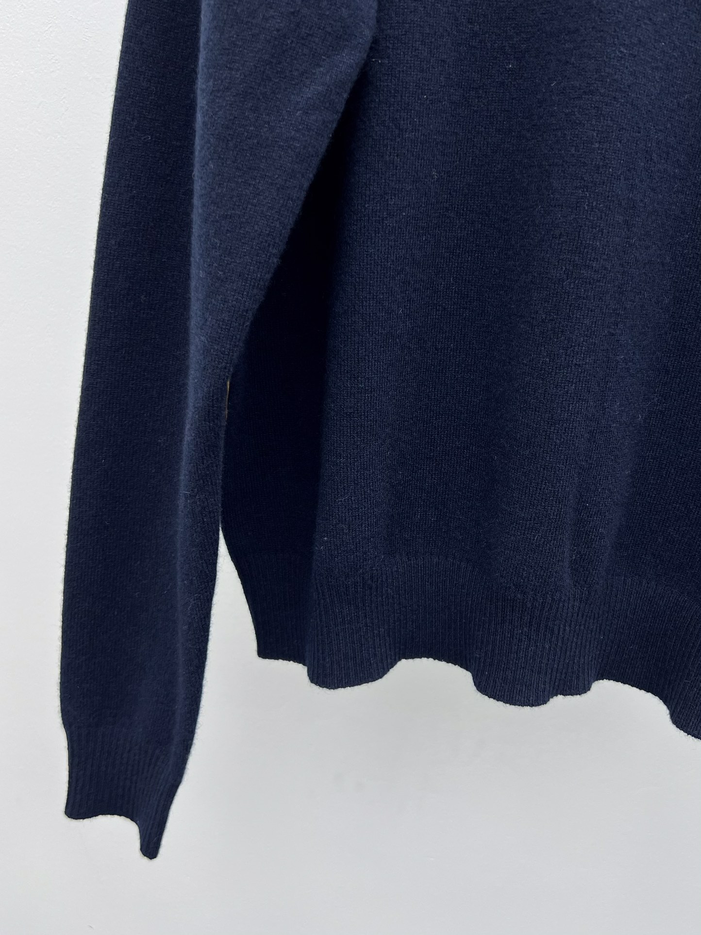 miumi*立领拉链毛衣柔软的羊绒塑造了这款毛衣的流畅轮廓精致的拉链细节和绒面皮革贴片增添了多功能的高雅