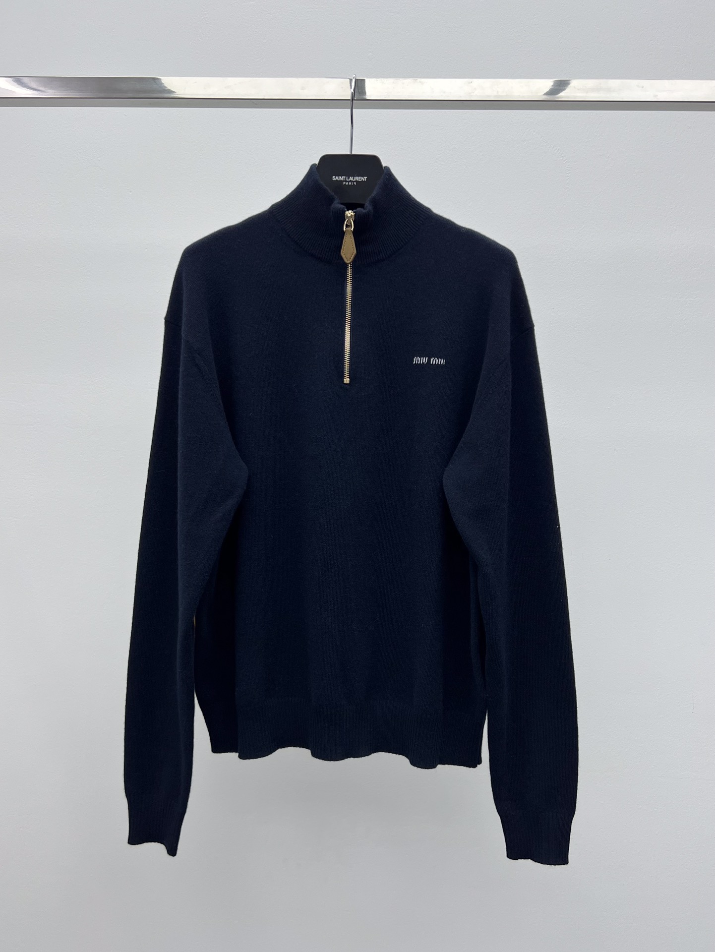 miumi*立领拉链毛衣柔软的羊绒塑造了这款毛衣的流畅轮廓精致的拉链细节和绒面皮革贴片增添了多功能的高雅