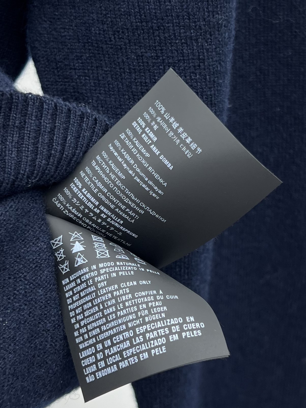 miumi*立领拉链毛衣柔软的羊绒塑造了这款毛衣的流畅轮廓精致的拉链细节和绒面皮革贴片增添了多功能的高雅