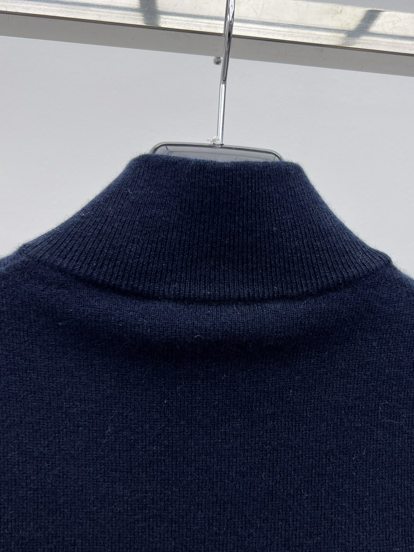 miumi*立领拉链毛衣柔软的羊绒塑造了这款毛衣的流畅轮廓精致的拉链细节和绒面皮革贴片增添了多功能的高雅