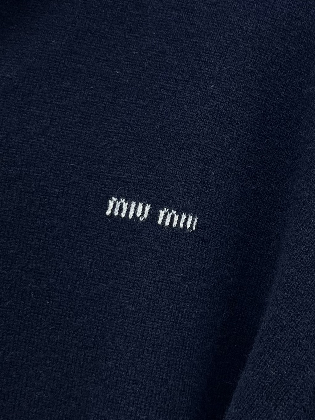 miumi*立领拉链毛衣柔软的羊绒塑造了这款毛衣的流畅轮廓精致的拉链细节和绒面皮革贴片增添了多功能的高雅