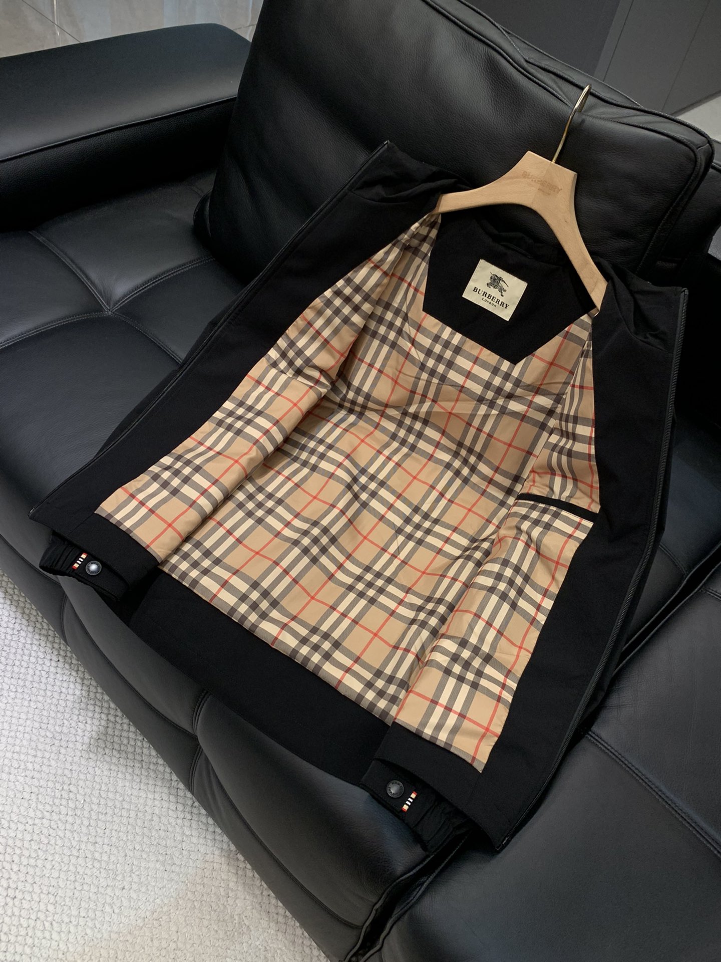 ，Burberry 巴宝莉，2025秋季最新品，专柜同步有售，原单狠货，时尚休闲连帽外套，进口原版面料，