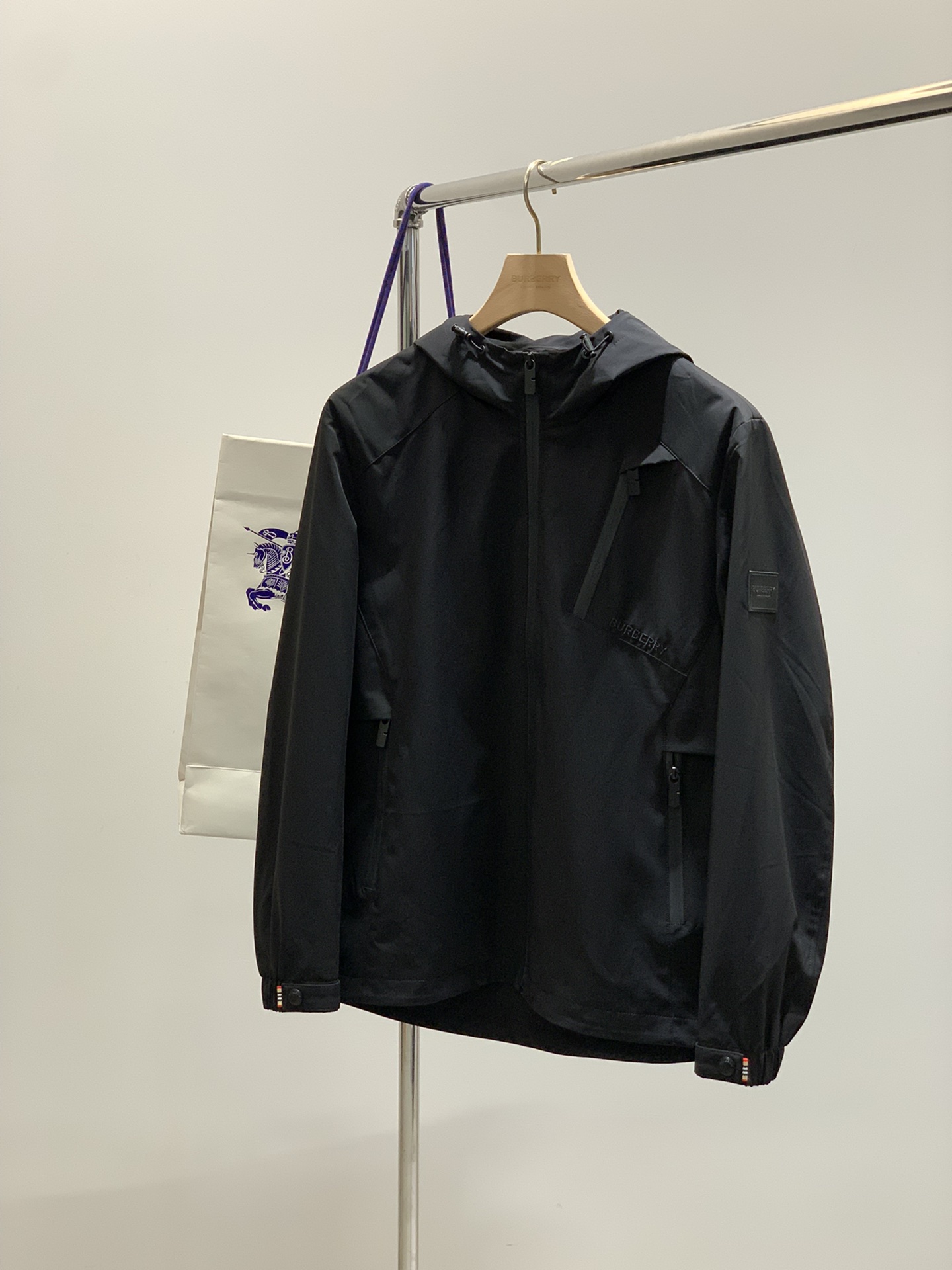 ，Burberry 巴宝莉，2025秋季最新品，专柜同步有售，原单狠货，时尚休闲连帽外套，进口原版面料，