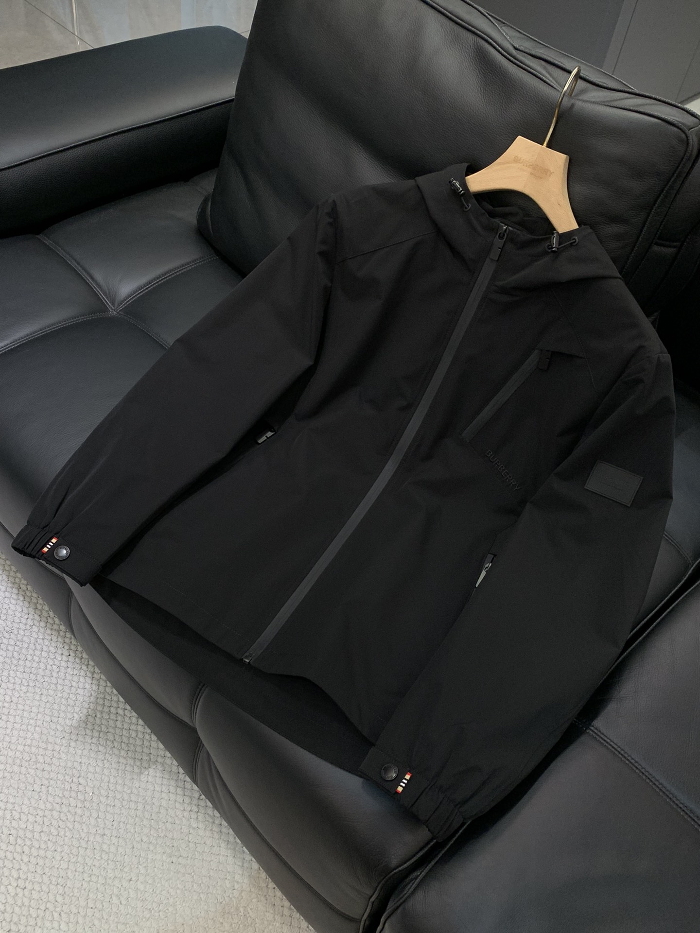 ，Burberry 巴宝莉，2025秋季最新品，专柜同步有售，原单狠货，时尚休闲连帽外套，进口原版面料，