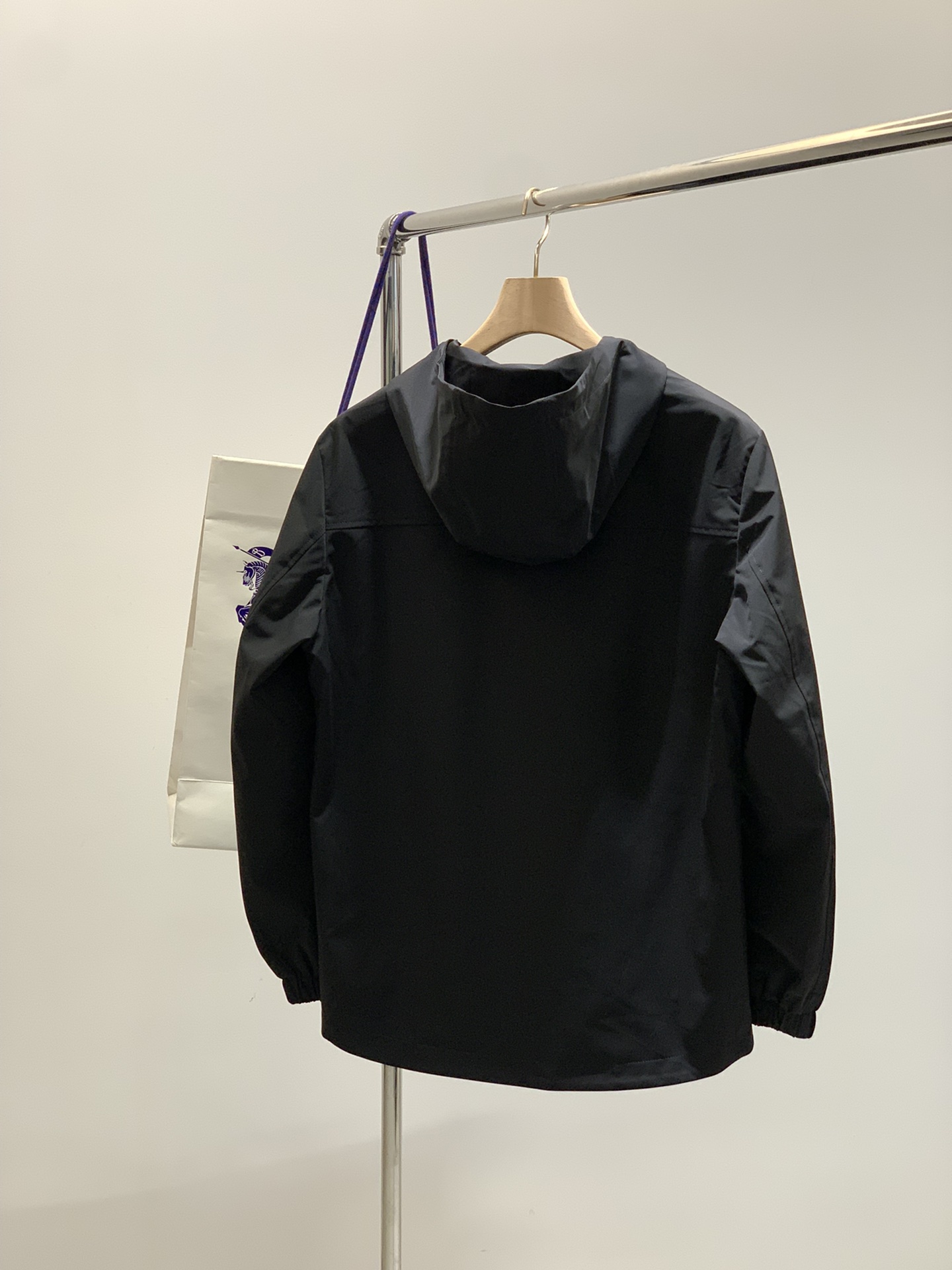 ，Burberry 巴宝莉，2025秋季最新品，专柜同步有售，原单狠货，时尚休闲连帽外套，进口原版面料，