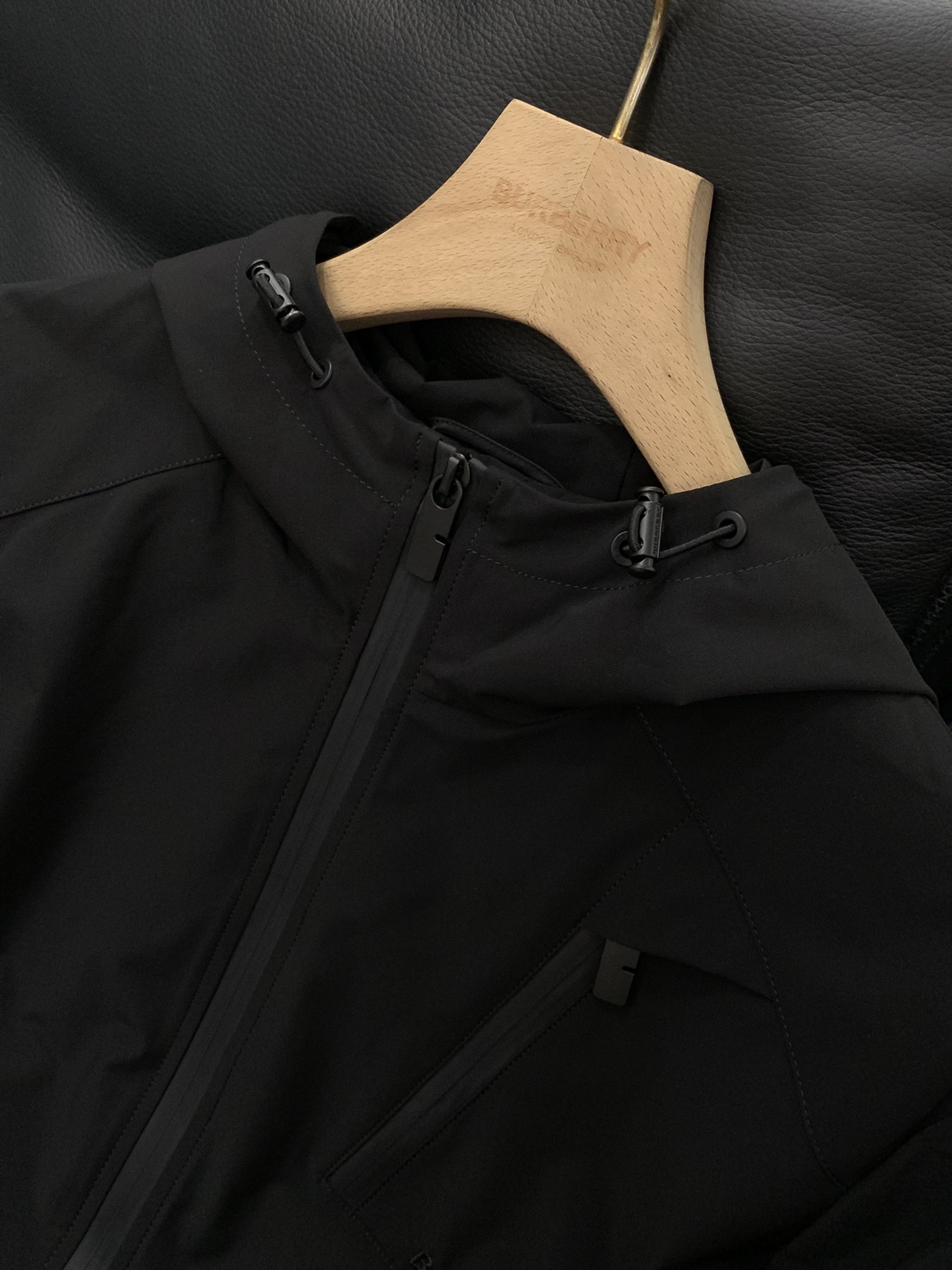 ，Burberry 巴宝莉，2025秋季最新品，专柜同步有售，原单狠货，时尚休闲连帽外套，进口原版面料，