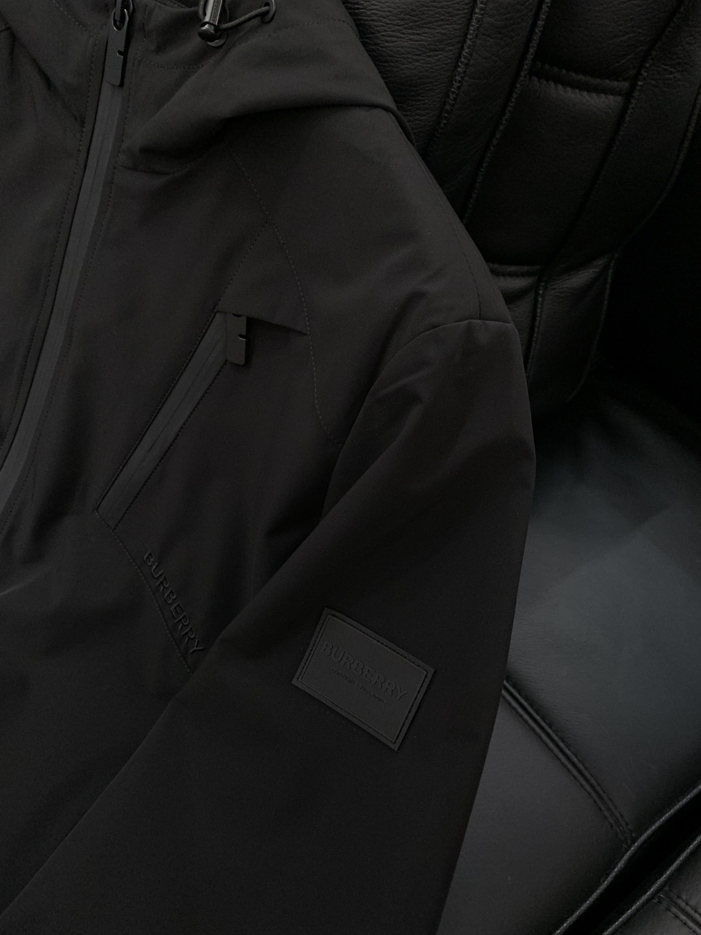 ，Burberry 巴宝莉，2025秋季最新品，专柜同步有售，原单狠货，时尚休闲连帽外套，进口原版面料，