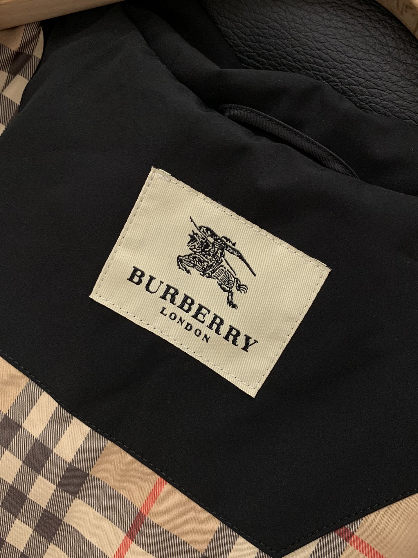 ，Burberry 巴宝莉，2025秋季最新品，专柜同步有售，原单狠货，时尚休闲连帽外套，进口原版面料，