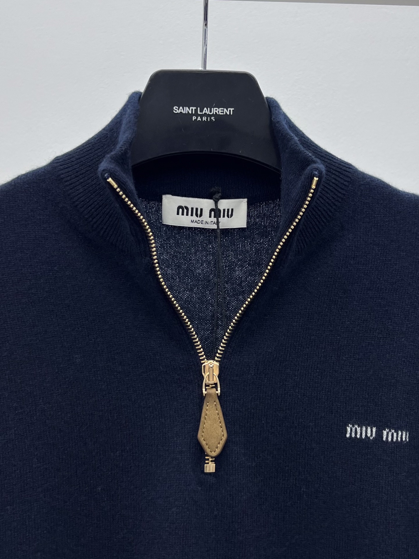 miumi*立领拉链毛衣柔软的羊绒塑造了这款毛衣的流畅轮廓精致的拉链细节和绒面皮革贴片增添了多功能的高雅