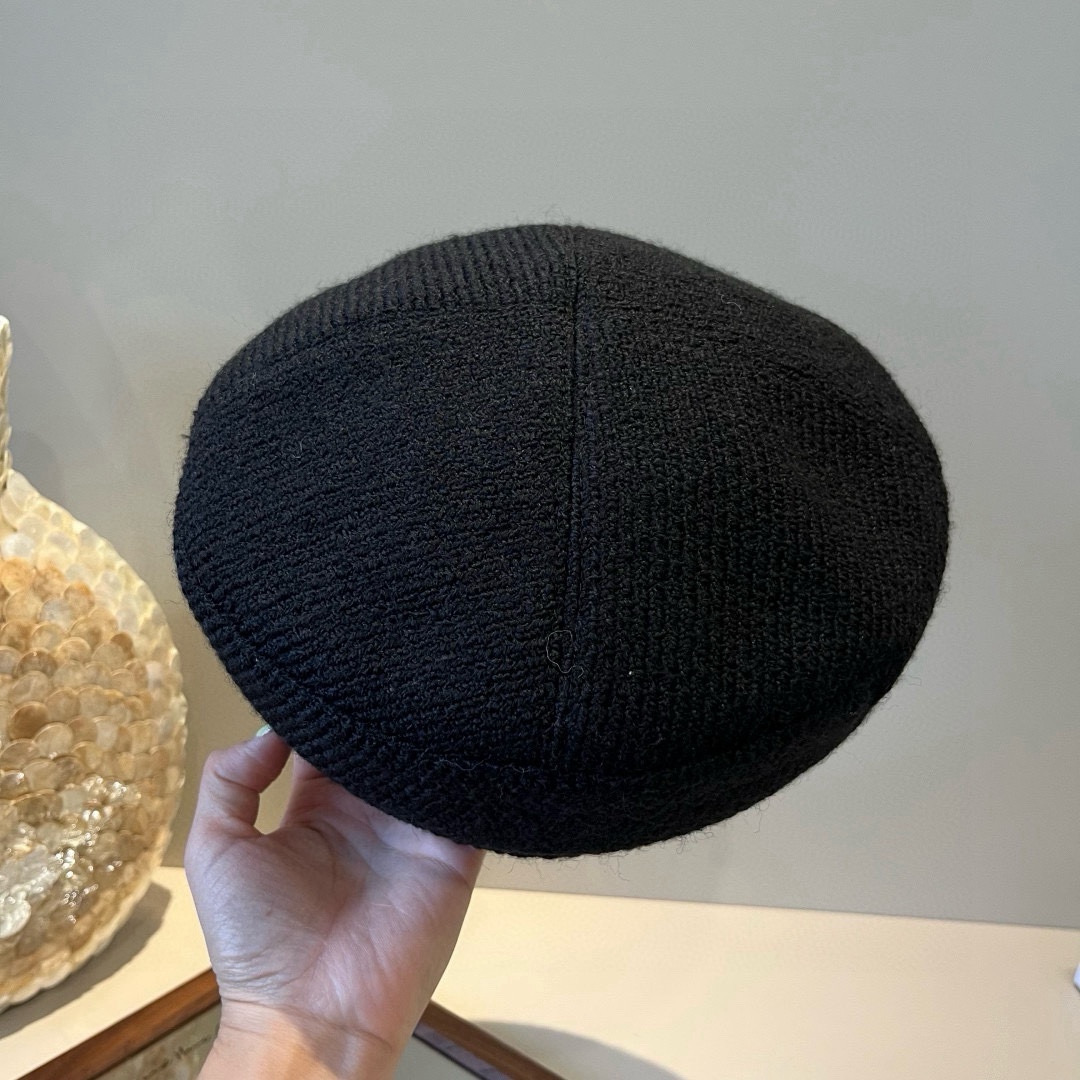 🆕

华伦天奴新款贝雷帽 头围57cm