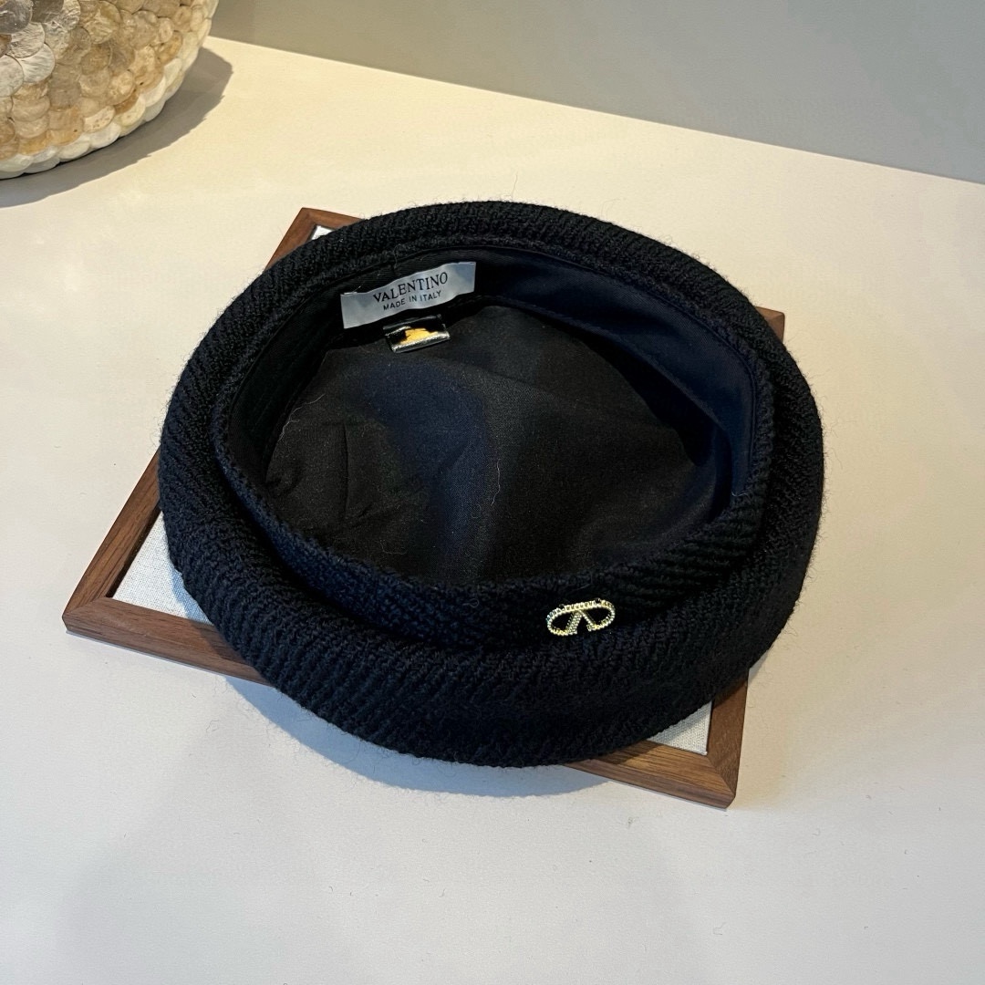 🆕

华伦天奴新款贝雷帽 头围57cm