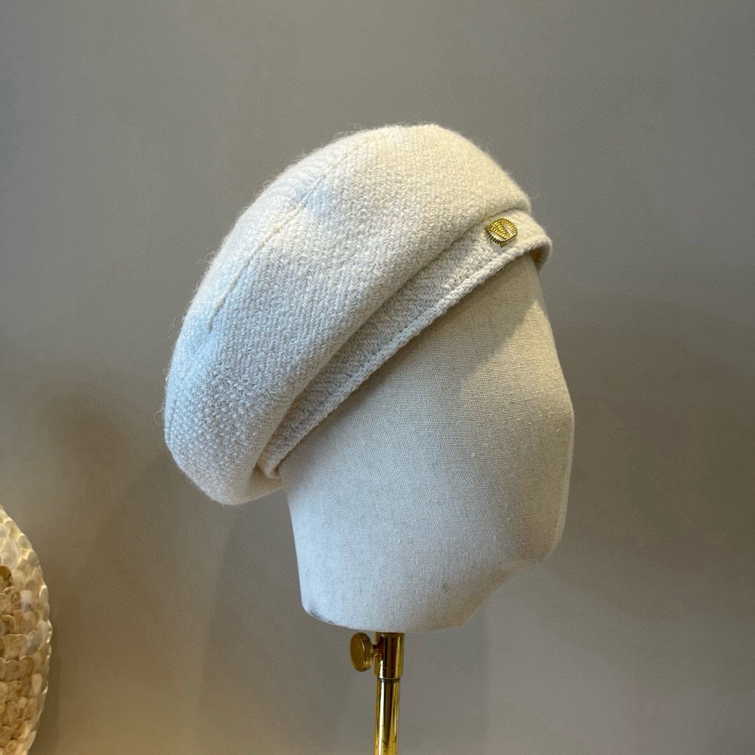 🆕

华伦天奴新款贝雷帽 头围57cm