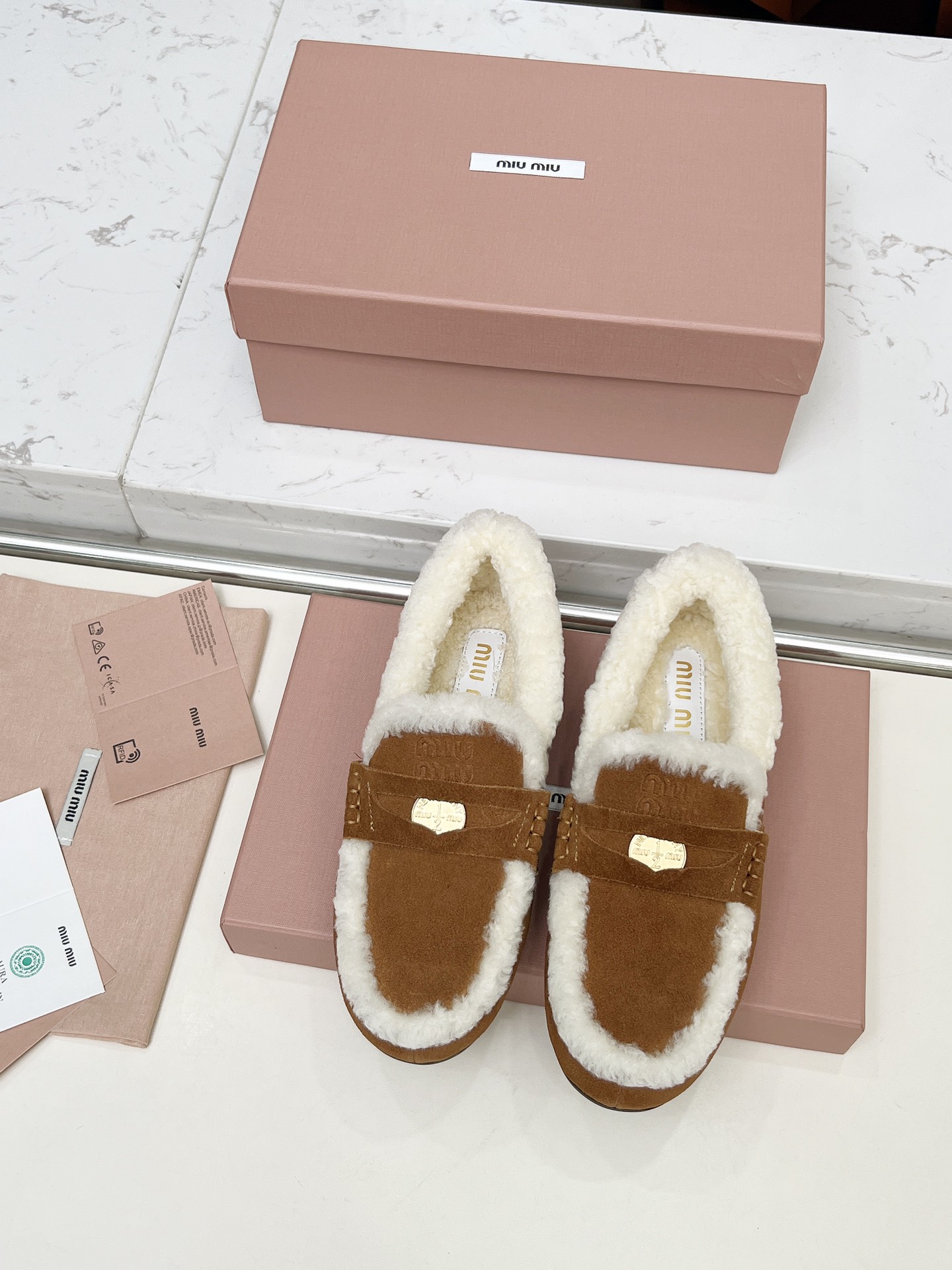 NO:493684,Miao Miao's 25-year flat-soled fur single shoes show new retro and fashionable simple and high-end casually matched. Very comfortable to wear and super heavy. The upper is original ox-reverse velvet inner wool original outsole, soft and light, non-slip and wear-resistant. Size 35-41 (41 custom made without return or replacement), loafers semi-trailer, loafers19860909缪缪25年平底毛毛单鞋走秀新款复古时尚 简约高级 随意搭配 上脚非常舒适,超级重 鞋面原版牛反绒 内里羊毛 原版大底,柔软轻便,防滑耐磨 35-41码（41定做不退不换）,乐福鞋半拖,loafers,Women's Shoes