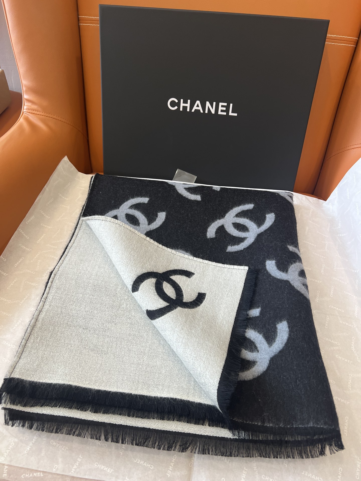 NO:510932,The most popular chanel logo shawl of the 45 large-sized logo, double-sided design to experience different styles of outfits, one side full of large-sized double C, the other side plain color + simple brand double C logo, beautiful items, classics that will never be outdated, you can't grab them at all!  This season must be won!  This model is very attractive and has various parties and travels at the end of the year. It is very constrained and noble and versatile!  Material is 95 wool, 5 silk, very nice touch, soft, smooth and delicate texture!  Size 70×200cm ordinary scarf, ordinary scarf, chanel, real silk, shawls19860909批45最爆火的chanel 大号Logo的披肩,双面设计体验不同风格穿搭,一面满纹大号双C,一面素色+简洁的品牌双C标识,美腻单品,永远不会过时的经典,根本抢不到！这一季必须拿下！ 这款上身很大气 年底各种聚会、出行 非常压得住场面 高贵又百搭！材质95绵羊毛,5真丝,手感很nice,质感柔软顺滑细腻！ 尺寸70×200cm普通围巾,普通围巾,chanel,real silk,shawls,scarf