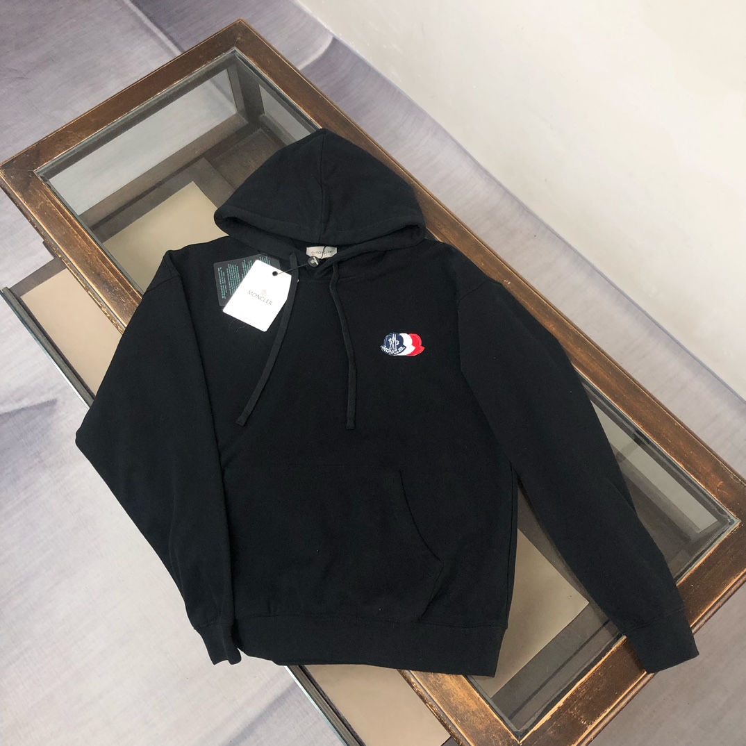 NO:525716,Hooded sweatshirt MON*CLER hooded mouth cover, the latest couple's hooded sweatshirt in early autumn, straight-leg pants, leg trousers, custom-made 420g wash cotton terry rings~ The top three-dimensional tailoring of real shots, customized fabrics, comfortable and breathable!  Brand logo embellishment!  The touch is delicate and soft, the upper body is comfortable and breathable, the style of a big brand, luxurious and atmospheric, versatile style, not picky in people's clothes, fine workmanship and meticulous, it is definitely worth the product!  Color black white royal blue gray Number of codes S M L XL XXL [Please report height and weight by order], Moncler, hoodie, sweatshirts,hats,alexander wang19860909连帽卫衣 MON*CLER 蒙口 早秋独家最新情侣款连帽卫衣 卫裤直筒裤 束脚裤套装定制420克水洗纯棉毛圈～实物拍摄顶级好货立体剪裁 定制面料,舒适透气！品牌logo标志点缀！手感细腻柔软, 上身舒适透气 ,大牌风范 奢华大气 百搭款式 穿着不挑人 ,做工精细一丝不苟 ,绝对值得的好货！ 颜色黑色 白色 宝蓝 灰色 码数S M L XL XXL【下单请报身高体重】,,Moncler,hoodie,sweatshirts,hats,alexander wang,Men's clothing