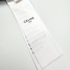 。Celine 凯旋门条纹短袖定制奢感撞色条纹丝光棉平纹布 柔软细腻 舒适贴肤 经典黑白色以条纹的形式交 。Celine 凯旋门条纹短袖定制奢感撞色条纹丝光棉平纹布 柔软细腻 舒适贴肤 经典黑白色以条纹的形式交