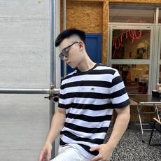 。Celine 凯旋门条纹短袖定制奢感撞色条纹丝光棉平纹布 柔软细腻 舒适贴肤 经典黑白色以条纹的形式交 。Celine 凯旋门条纹短袖定制奢感撞色条纹丝光棉平纹布 柔软细腻 舒适贴肤 经典黑白色以条纹的形式交
