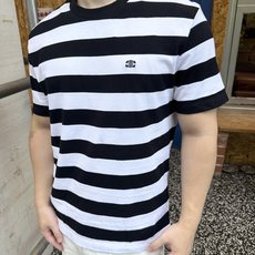 。Celine 凯旋门条纹短袖定制奢感撞色条纹丝光棉平纹布 柔软细腻 舒适贴肤 经典黑白色以条纹的形式交 。Celine 凯旋门条纹短袖定制奢感撞色条纹丝光棉平纹布 柔软细腻 舒适贴肤 经典黑白色以条纹的形式交