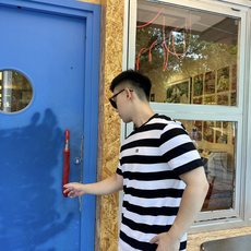 。Celine 凯旋门条纹短袖定制奢感撞色条纹丝光棉平纹布 柔软细腻 舒适贴肤 经典黑白色以条纹的形式交 。Celine 凯旋门条纹短袖定制奢感撞色条纹丝光棉平纹布 柔软细腻 舒适贴肤 经典黑白色以条纹的形式交