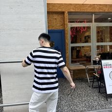 。Celine 凯旋门条纹短袖定制奢感撞色条纹丝光棉平纹布 柔软细腻 舒适贴肤 经典黑白色以条纹的形式交 。Celine 凯旋门条纹短袖定制奢感撞色条纹丝光棉平纹布 柔软细腻 舒适贴肤 经典黑白色以条纹的形式交