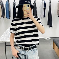 。Celine 凯旋门条纹短袖定制奢感撞色条纹丝光棉平纹布 柔软细腻 舒适贴肤 经典黑白色以条纹的形式交 。Celine 凯旋门条纹短袖定制奢感撞色条纹丝光棉平纹布 柔软细腻 舒适贴肤 经典黑白色以条纹的形式交