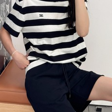 。Celine 凯旋门条纹短袖定制奢感撞色条纹丝光棉平纹布 柔软细腻 舒适贴肤 经典黑白色以条纹的形式交 。Celine 凯旋门条纹短袖定制奢感撞色条纹丝光棉平纹布 柔软细腻 舒适贴肤 经典黑白色以条纹的形式交