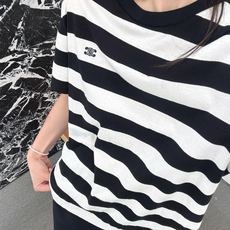。Celine 凯旋门条纹短袖定制奢感撞色条纹丝光棉平纹布 柔软细腻 舒适贴肤 经典黑白色以条纹的形式交 。Celine 凯旋门条纹短袖定制奢感撞色条纹丝光棉平纹布 柔软细腻 舒适贴肤 经典黑白色以条纹的形式交