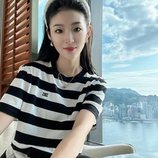 。Celine 凯旋门条纹短袖定制奢感撞色条纹丝光棉平纹布 柔软细腻 舒适贴肤 经典黑白色以条纹的形式交 。Celine 凯旋门条纹短袖定制奢感撞色条纹丝光棉平纹布 柔软细腻 舒适贴肤 经典黑白色以条纹的形式交