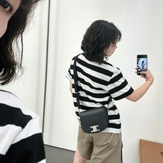 。Celine 凯旋门条纹短袖定制奢感撞色条纹丝光棉平纹布 柔软细腻 舒适贴肤 经典黑白色以条纹的形式交 。Celine 凯旋门条纹短袖定制奢感撞色条纹丝光棉平纹布 柔软细腻 舒适贴肤 经典黑白色以条纹的形式交