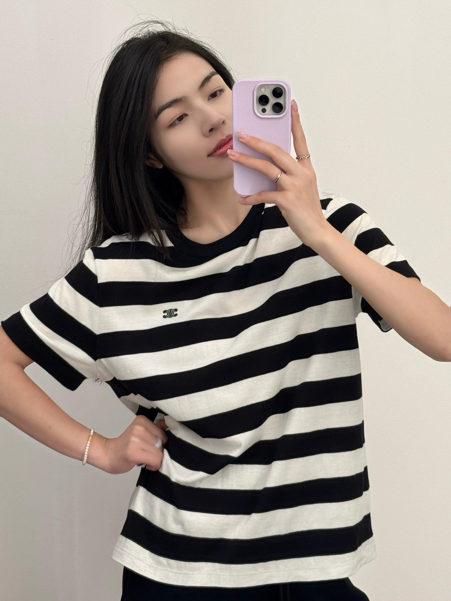 。Celine 凯旋门条纹短袖定制奢感撞色条纹丝光棉平纹布 柔软细腻 舒适贴肤 经典黑白色以条纹的形式交