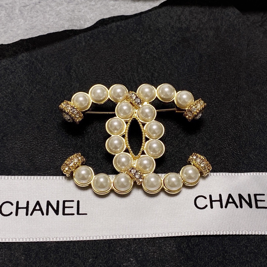 NO:379909,CHANEL Xiaoxiang The new style of the counter is the jewelry that understands women the most. Women who devote all their efforts to be themselves often cherish the meaning of the brooch more. Ms. Chanel pins the brooch on the hat and tells those fashionable ladies who imitate her [breast is very practical, it can be pinned on the suit collar, pocket, hat, belt or evening dress, jewelry quality, chanel, chanel, business suit, brooch, breastpin, hats19860909CHANEL小香 专柜新款同步上新香奈儿胸针,是最懂女人的饰物.那些倾注了全部心血去做自己的女人,往往更珍惜胸针的意义.香奈儿女士把胸针别在帽子上,并告诉那些模仿她的时髦女士们[胸针可是非常实用,它可以别在西装领上、口袋上、帽子上、腰带上或者是晚礼服上,饰品精品,chanel,chanel,business suit,brooch，breastpin,hats,Jewelry