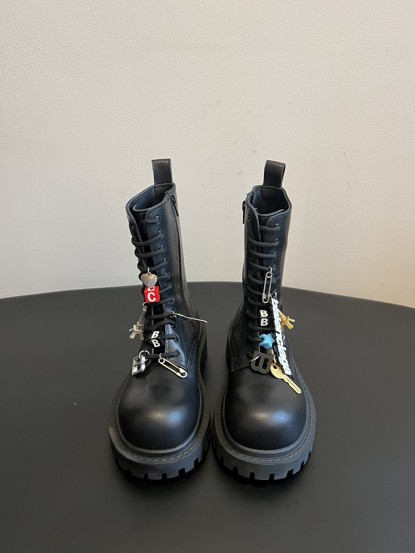 NO:494249,Top quality BALENCIAGA 25ss new autumn and winter lace-up double B-buckle Martin boots look tough but comfortable to wear. It is handsome and comfortable to wear. It is comfortable to wear and is not without the feeling of comfort. It is old and retro!  The craft design is a big sole, and the Martin boots that will not be matched will definitely make you look cool and cool!  Classic and versatile!  Fabric calfskin inner footbed cowhide original open mold rubber sole Size35-40 (40 custom made without return), boots, balenciaga, balenciaga, boots, cowhide19860909顶级品质 BALENCIAGA 巴黎世家 25ss 秋冬新款系带 双B扣马丁靴 看着硬朗 但上脚舒适 个性帅气的的同时 不失舒适感擦色做旧复古！工艺设计大底 不会撞款的马丁靴 绝对吹爆酷帅酷帅的款！经典百搭！ 面料小牛皮 内里垫脚牛皮 鞋底原版开模橡胶大底 Size35-40（40定做不退换）,靴子,balenciaga,balenciaga,boots,cowhide,Women's Shoes