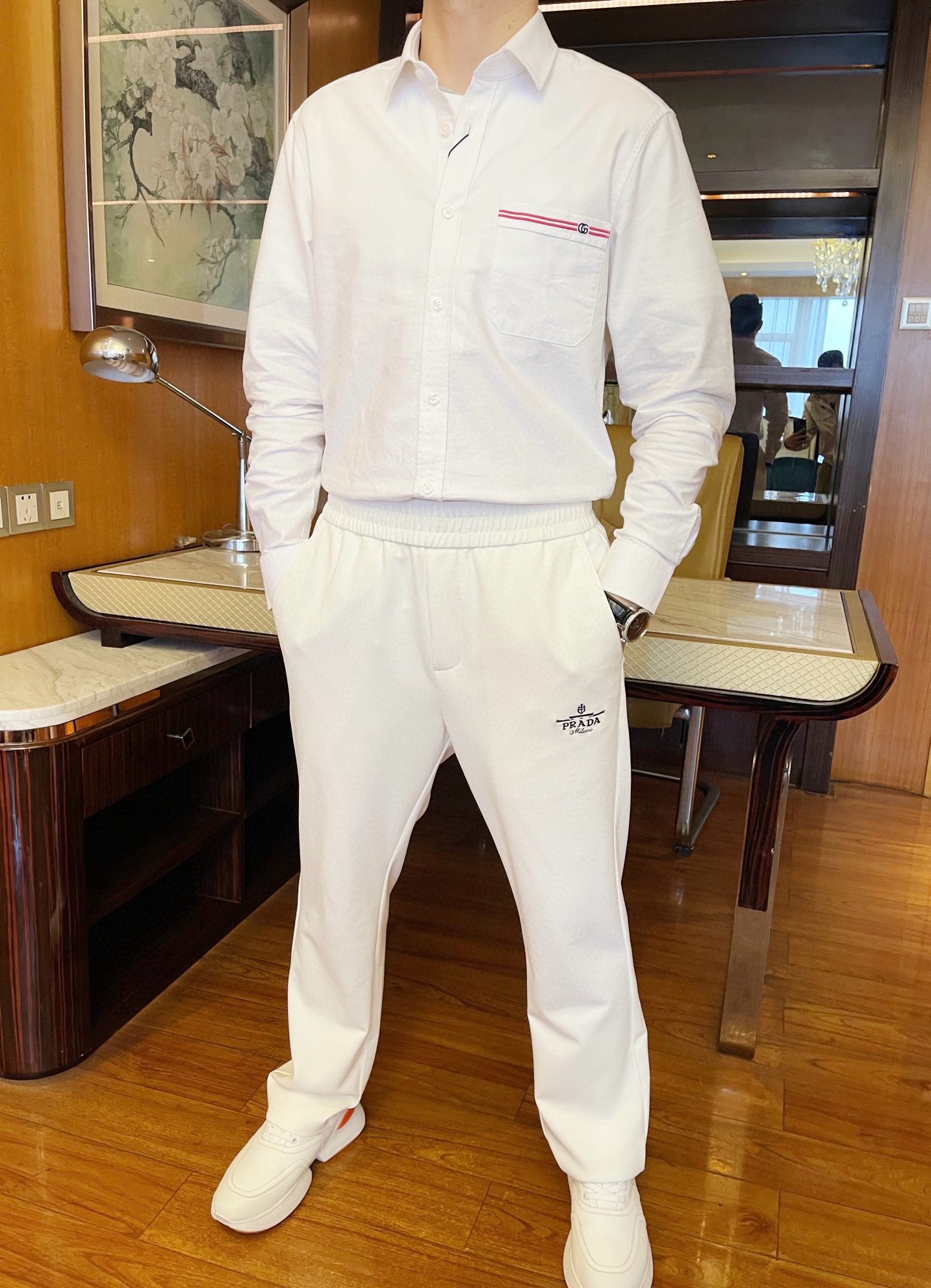 NO:522469,Guqi-2025 counter latest shirt shipment, hot-selling items in New York counters!  Selected custom-made cotton fabrics imported from Italy and matched with classic designs. The brand embroidery on the chest is quite fashionable. The upper body effect is excellent. S-XXL size (model 180/140 wearing M size, with Hong Kong Lane Crawford gift box packaging), alexander wang19860909古琦-2025专柜最新衬衣出货 纽约专柜热销单品！精选意大利进口定制精棉面料搭配经典的设计,胸口的品牌刺绣相当彰显时尚 上身效果超赞.尺码S-XXL码（模特180/140穿M码,配香港连卡佛礼盒包装）,,alexander wang,Men's clothing