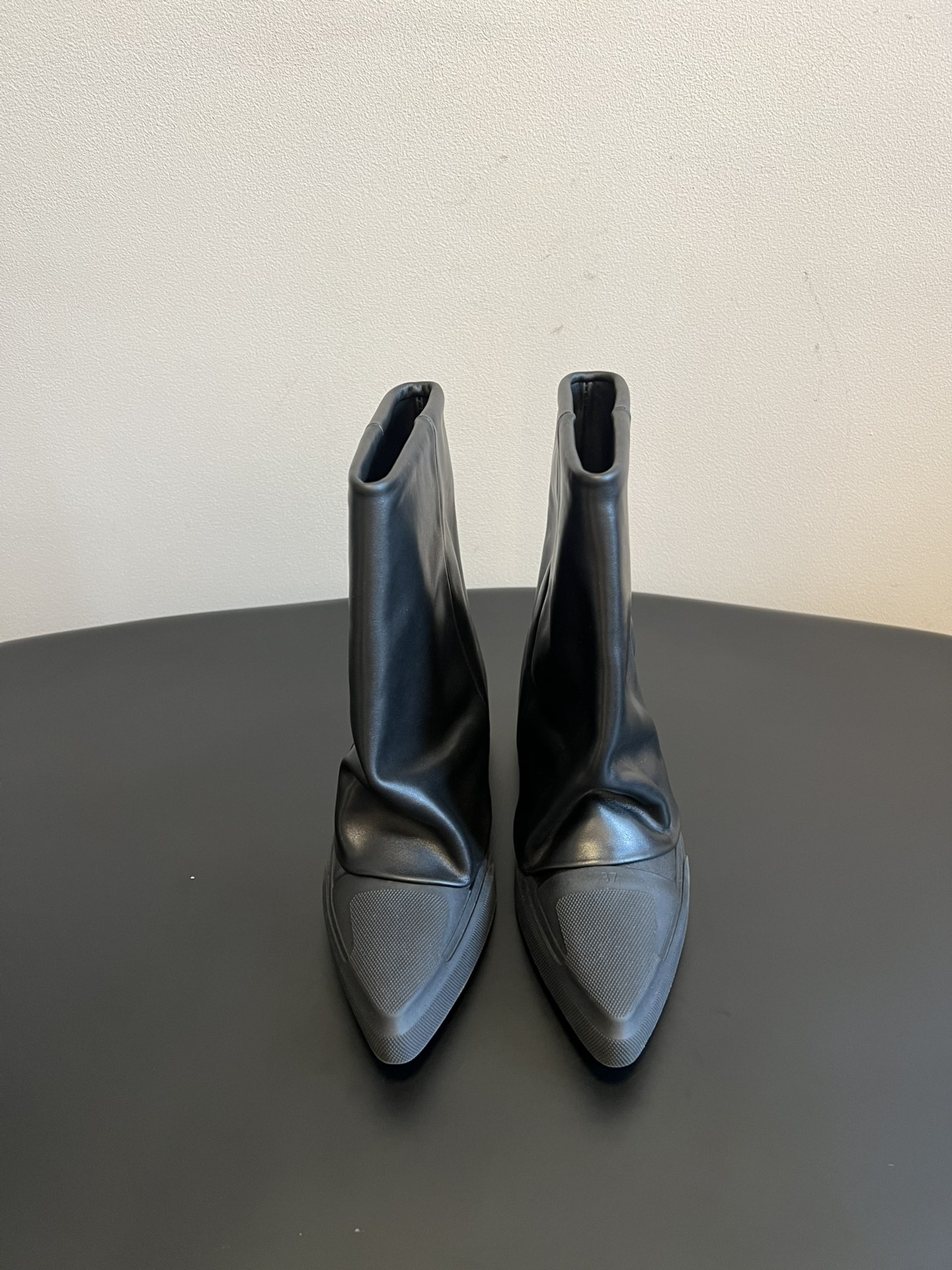 NO:494241,Top quality DYMONLATRY niche designer new old pointed-toe boots. Increased height within 3cm, easily lengthened proportions, control sporty street style, original mold opening custom line data brings rich details and comfort to minimalist outfits. Both black and white are super versatile, and they can easily get high-end feeling without any effort. Fabric cowhide, inner footbed cowhide, large sole original rubber sole Size35-40 (40 custom made) short boots, boots, boots, boots, cowhide19860909顶级品质 DYMONLATRY 小众设计师新款做旧尖头靴子 3cm内增高,轻松拉长比例增高,驾驭运动感街头造型,原版开模定制线条数据为极简穿搭带来丰富细节与舒适感 黑白两色都超级百搭,日常随意搭配,轻松不费力就能get到高级感 面料牛皮 内里垫脚牛皮 大底原版橡胶大底 Size35-40(40定做) 短靴 长靴,靴子,boots,cowhide,Women's Shoes