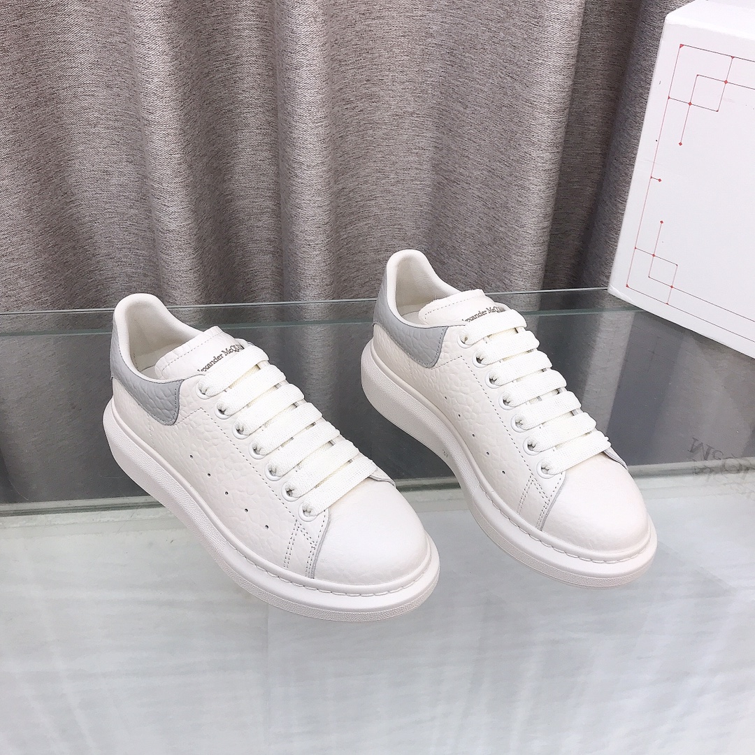 NO:478018,McQueen Alexander McQueen deerskin pattern mixed-bred sheepskin lining women's size men's size top cowhide leather lining women's size men's size crazy call for white shoes. More than 150 types of layouts, making the best quality in the market. McQueen Alexander mcqueen classic star popular versatile white shoes, whoever wears them looks good√ One of the shoes with the highest appearance rate in street photography, tell your baby loudly my outsole Original customization Matte outsole Rubber foam outsole has a certain hardness Resilience And walk comfortable to walk, foot feeling (please distinguish between soft pus or yellowed raw rubber sole) Original pair of versions The original customization is consistent Italian imported matte silk cowhide Inner footbed imported full grain cowhide Skillful thick sole design About 4cm Easy to wear long legs  Size women's size 34-40m (34, 40 custom made no return or exchange) Men's size 38-45 (38, 45 custom made no return or exchange), casual shoes/sports shoes, alexander mcqueen, sneakers, cowhide, sheepskin19860909麦昆Alexander McQueen 鹿皮纹 混种羊皮内里 女码 男码 顶级牛皮内里 女码 男码 为小白鞋疯狂打call 超过150种版面,做市场最顶级的质量. 麦昆Alexander mcqueen 经典明星爆款百搭小白鞋,谁穿谁好看√ 街拍出镜率最高的鞋之一 大声的告诉宝宝们 我家的大底 原版订制 哑光大底 橡胶发泡大底具有一定硬度性 回弹性 走起来又舒服 脚感杠杠滴（请区分开市场软绵绵的pu或是发黄的生胶底） 原版对版 原版定制一致 意大利进口哑光丝绸牛皮 内里垫脚进口全粒面牛皮 小心机的厚底设计 约4cm 轻松穿出大长腿 Size女码34-40m（34、40订做不退换）男码38-45（38、45定做不退换）,休闲鞋/运动鞋,alexander mcqueen,sneakers,cowhide,sheepskin,Women's Shoes